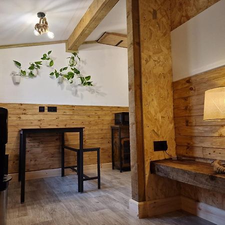 Two-Bedroom Cosy Country Lodge With Private Patio Greenhithe Exterior foto