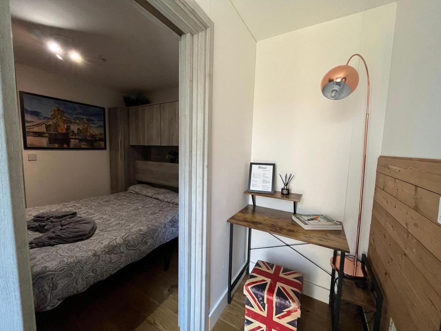 Two-Bedroom Cosy Country Lodge With Private Patio Greenhithe Exterior foto